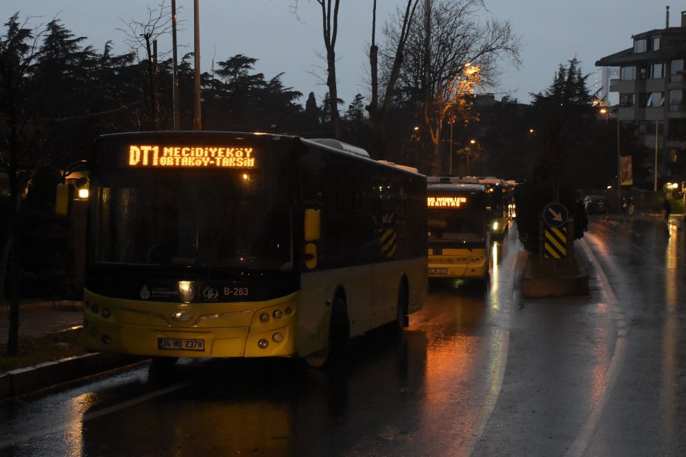 İETT otobüsü yağmurlu havada kaydı, duvara çarparak durabildi