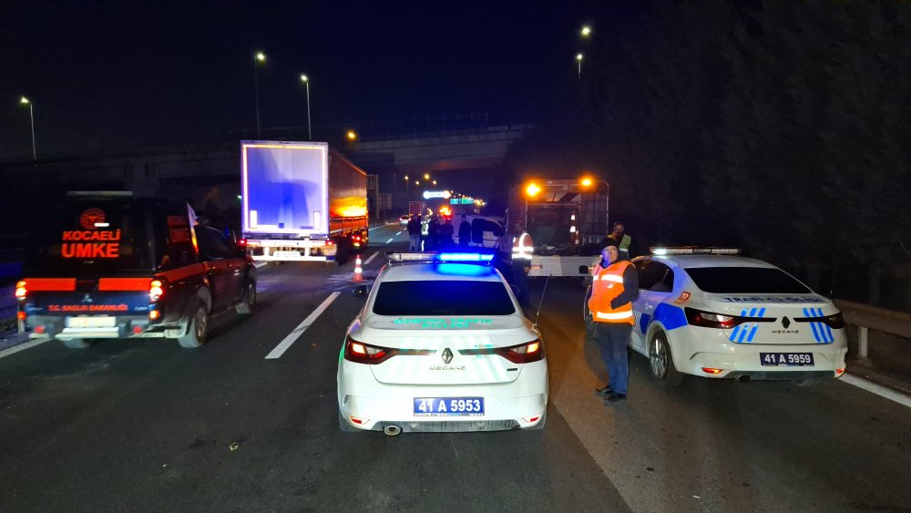 Kaçak göçmenleri taşıyan araç ortalığı savaş alanına çevirdi: 4 polis yaralandı