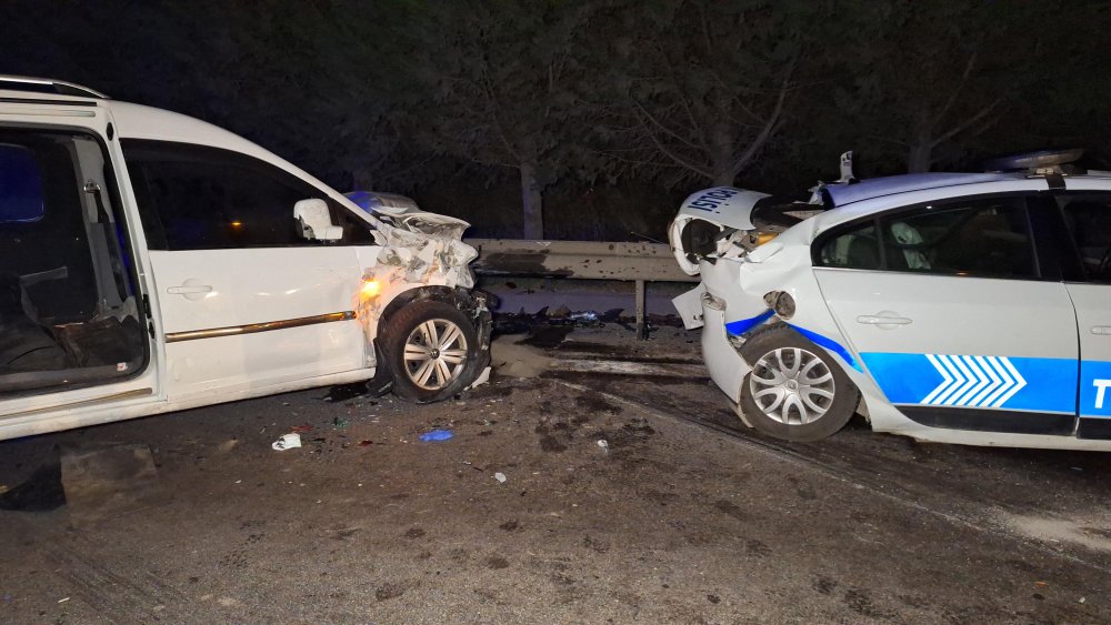 Kaçak göçmenleri taşıyan araç ortalığı savaş alanına çevirdi: 4 polis yaralandı