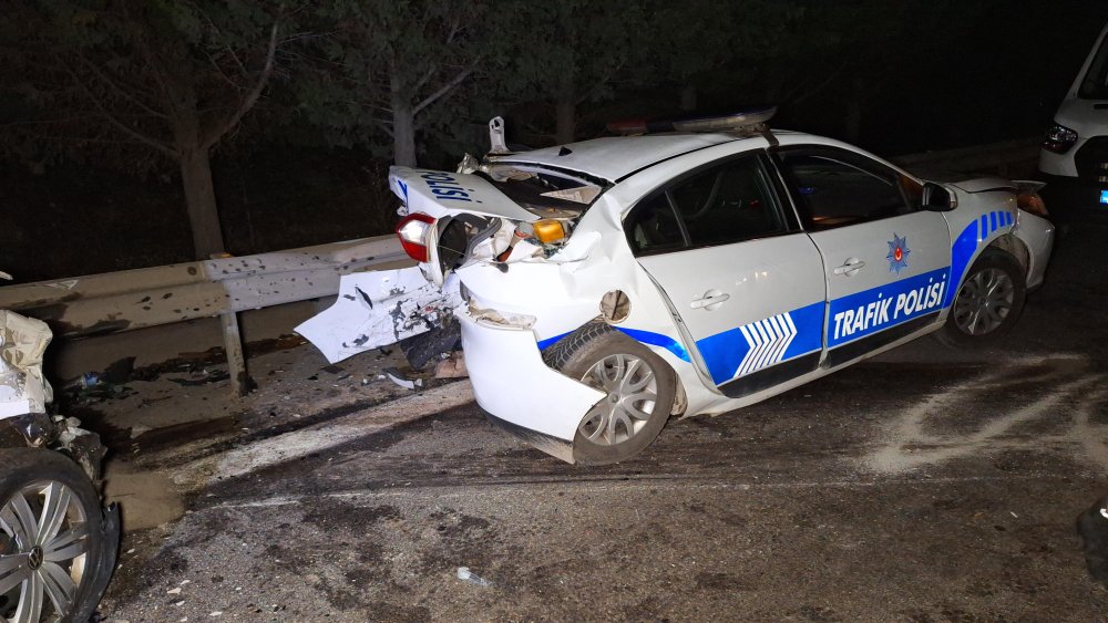 Kaçak göçmenleri taşıyan araç ortalığı savaş alanına çevirdi: 4 polis yaralandı