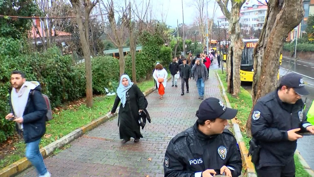 Kayganlaşan yolda feci kaza! İETT otobüsü duvara çarptı: Yaralılar var