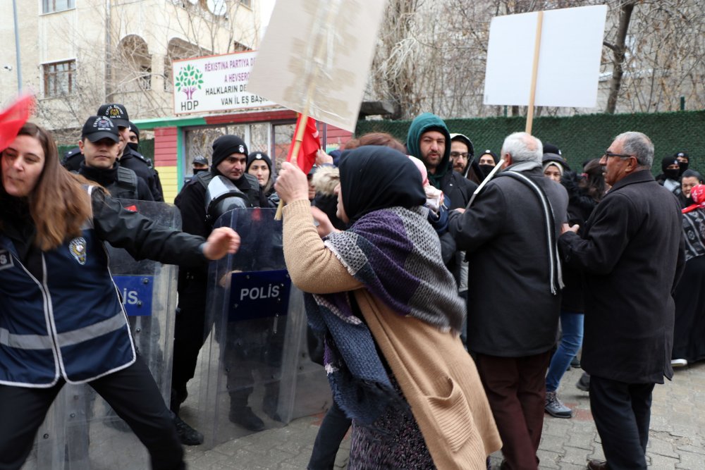 Evlat eyleminde 'müzik' gerginliği: HDP il binasına girmek isteyen ailelere polis izin vermedi