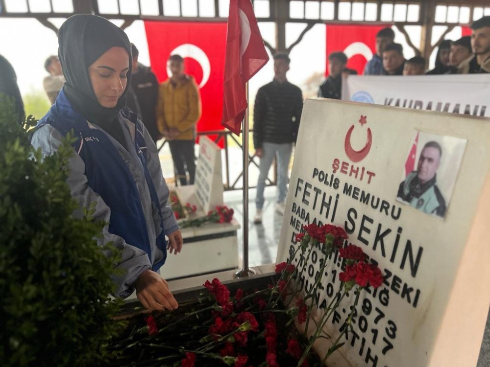 Şehit polis memuru Fethi Sekin, mezarı başında anıldı