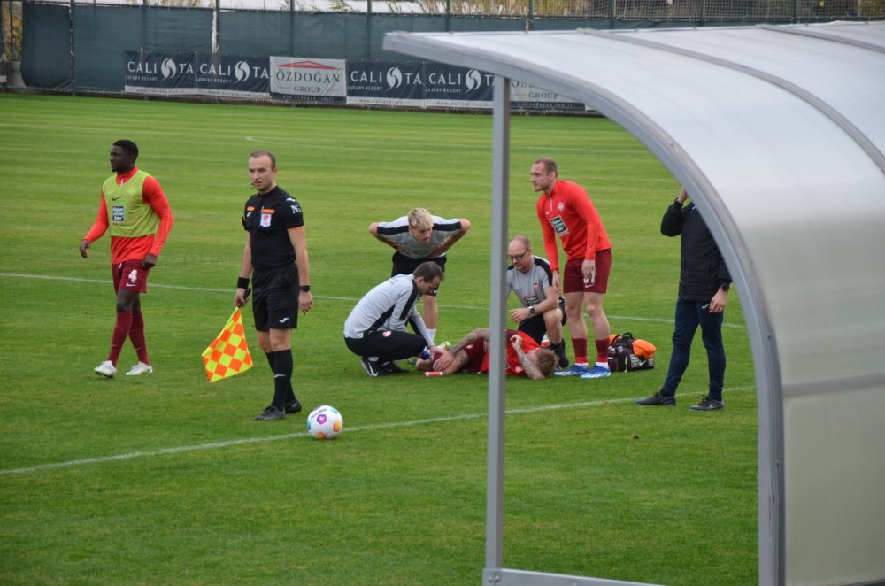 Hazırlık maçında saha bir anda karıştı, futbolcular birbirine girdi