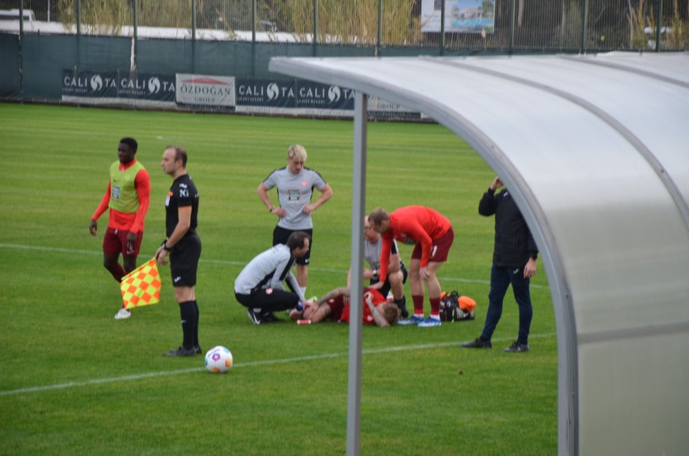 Hazırlık maçında saha bir anda karıştı, futbolcular birbirine girdi