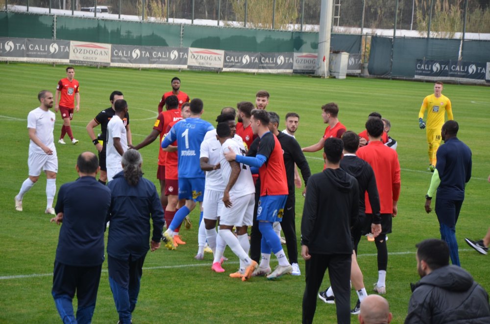 Hazırlık maçında saha bir anda karıştı, futbolcular birbirine girdi