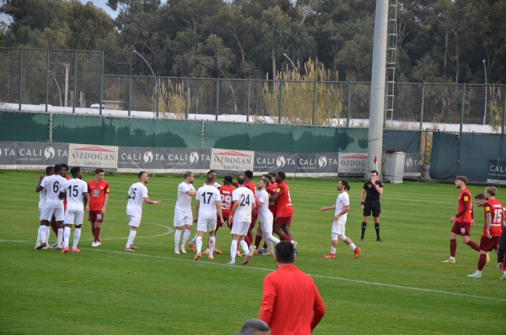 Hazırlık maçında saha bir anda karıştı, futbolcular birbirine girdi