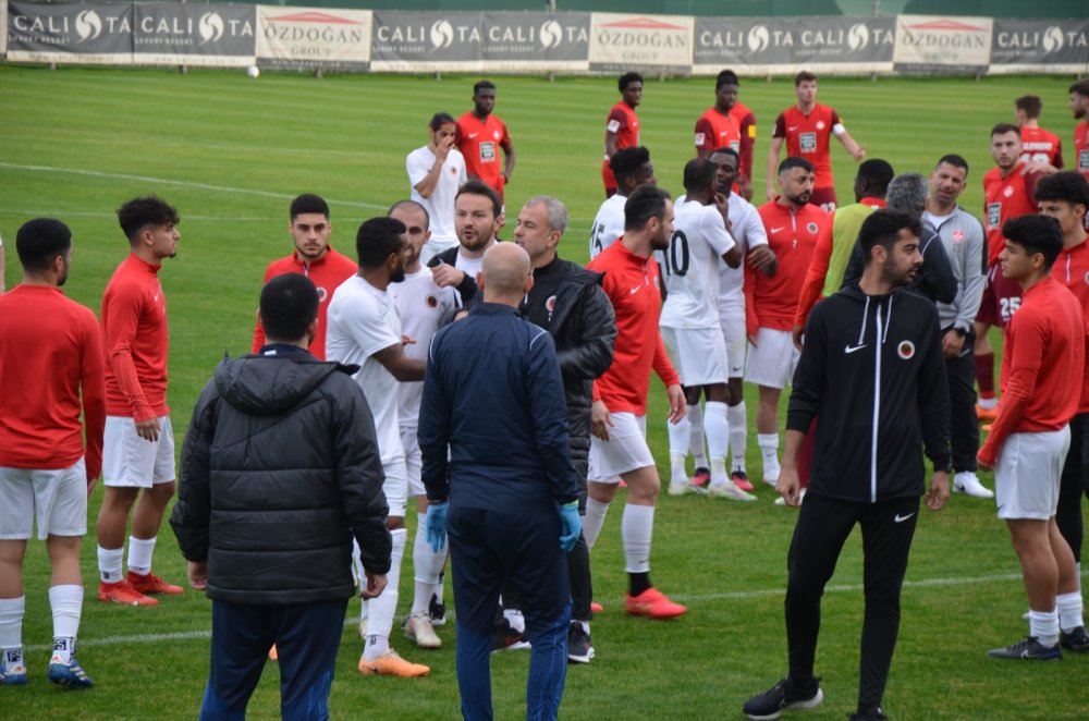 Hazırlık maçında saha bir anda karıştı, futbolcular birbirine girdi