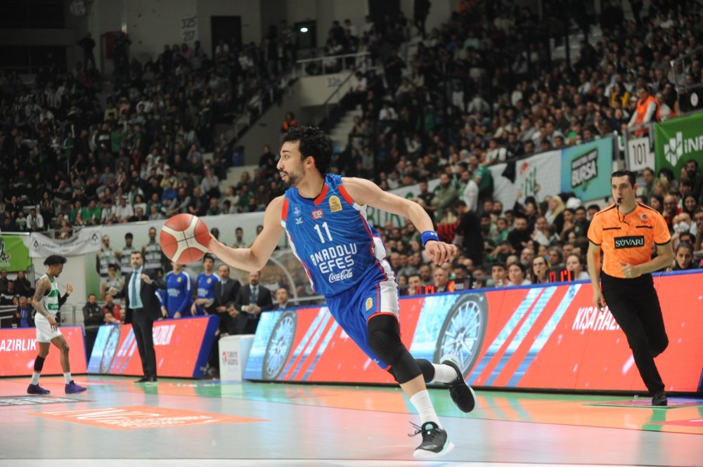 Anadolu Efes deplasmanda galip