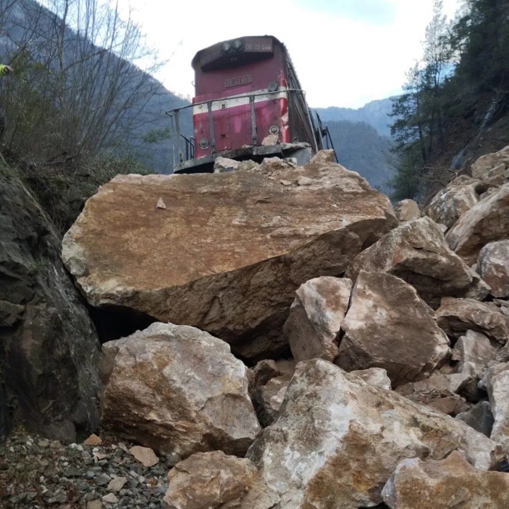 Demiryolunda heyelan: Yük treni raydan çıktı