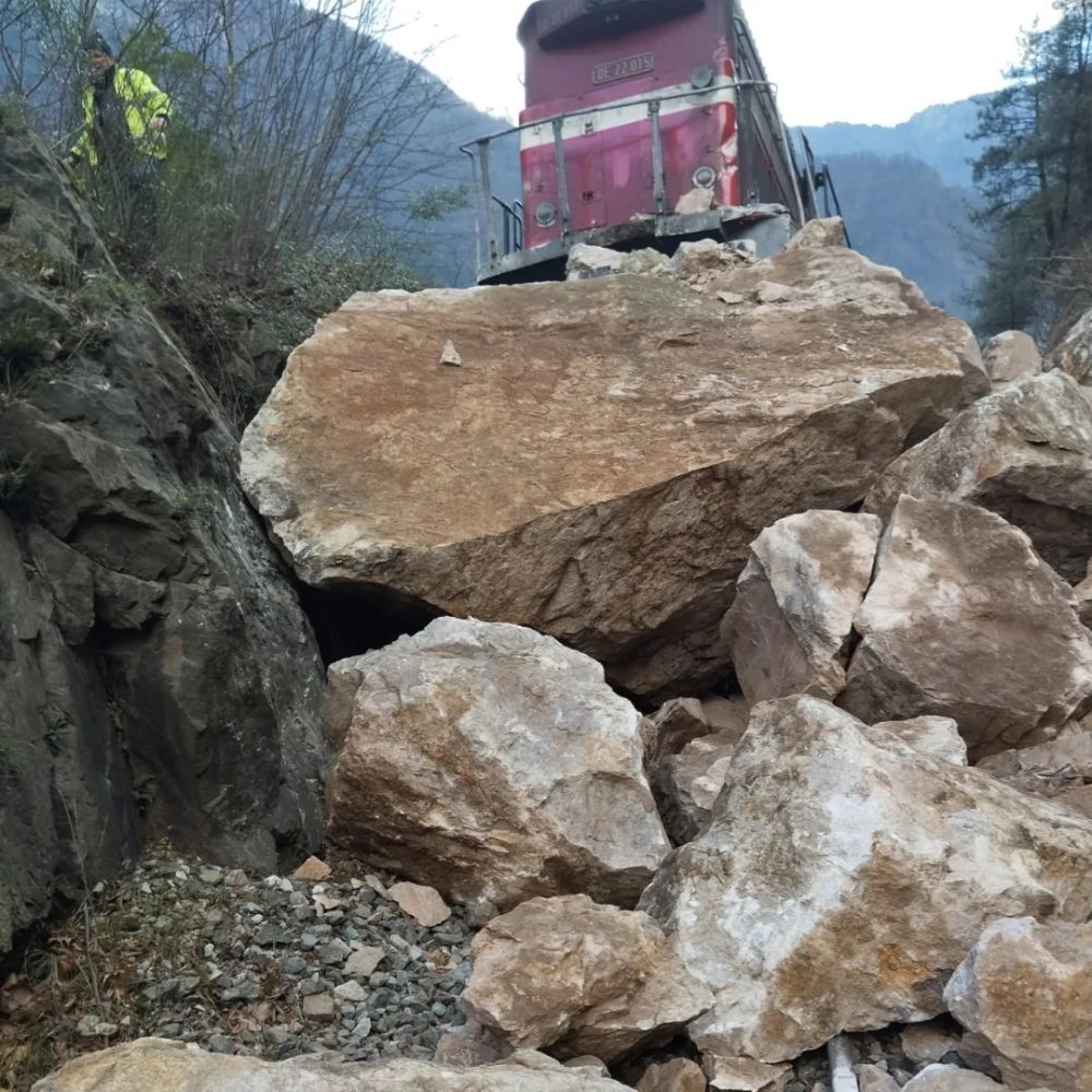 Demiryolunda heyelan: Yük treni raydan çıktı