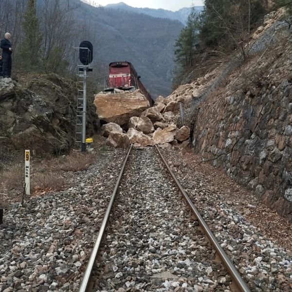 Demiryolunda heyelan: Yük treni raydan çıktı