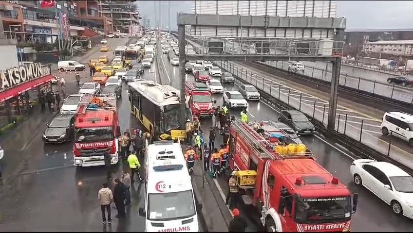 Esenyurt'ta kaza! İETT otobüsü hurdaya döndü