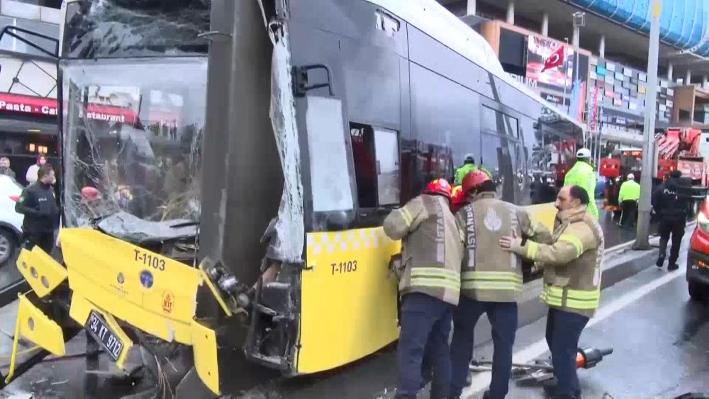 Esenyurt'ta kaza! İETT otobüsü hurdaya döndü