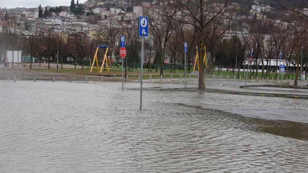 Kocaeli'de deniz taştı, yollar ve otoparklar su altında kaldı