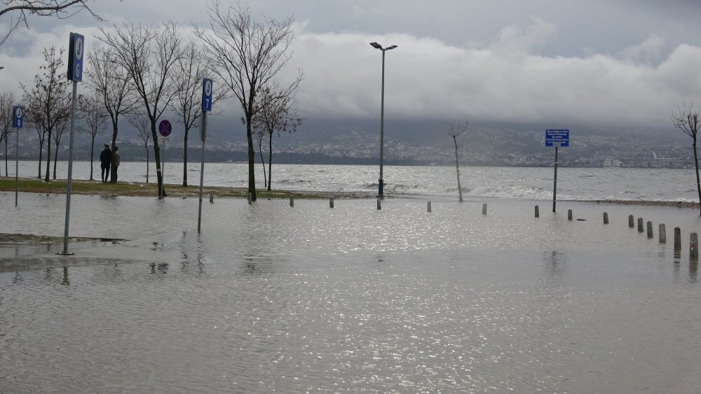 Kocaeli'de deniz taştı, yollar ve otoparklar su altında kaldı