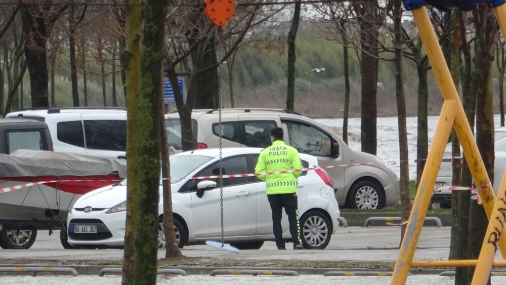 Kocaeli'de deniz taştı, yollar ve otoparklar su altında kaldı