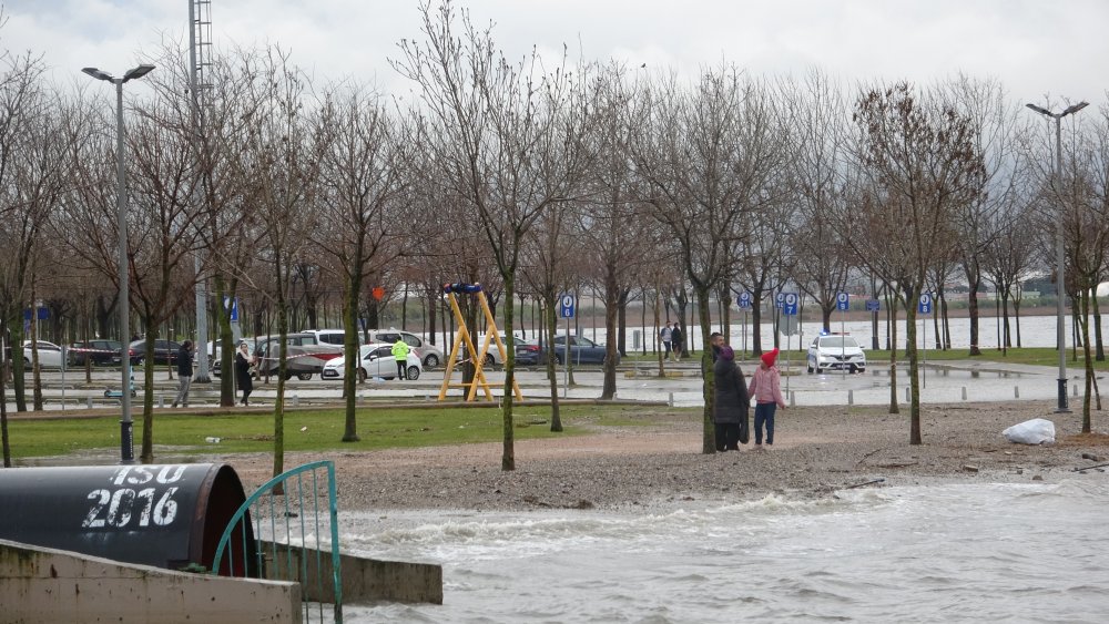 Kocaeli'de deniz taştı, yollar ve otoparklar su altında kaldı