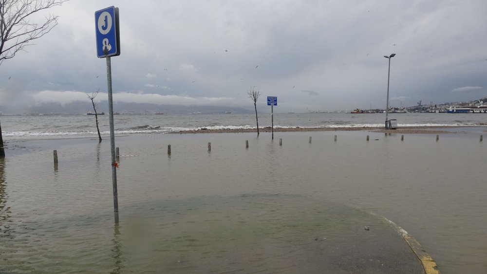 Kocaeli'de deniz taştı, yollar ve otoparklar su altında kaldı