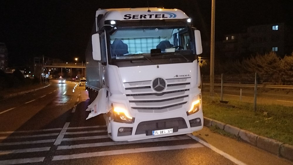 TIR'la çarpışan kamyonet 70 metre sürüklendi