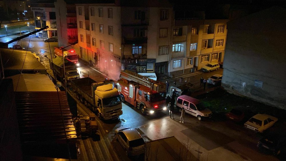 Park halindeki kamyonette çıkan yangın, iş yerine sıçradı