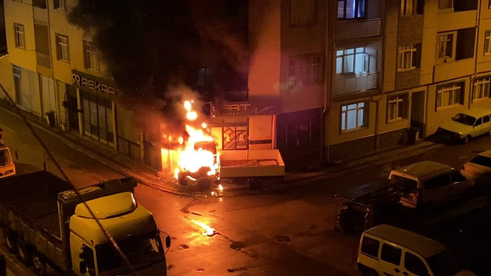 Park halindeki kamyonette çıkan yangın, iş yerine sıçradı