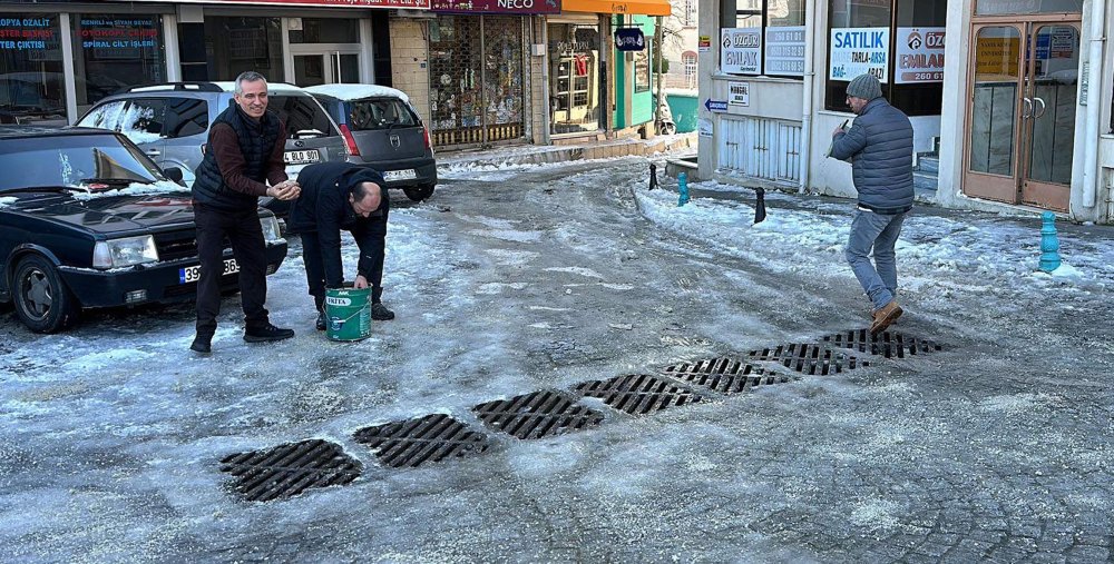 Kar sonrası buzlanma; esnaf yollara tuz döktü