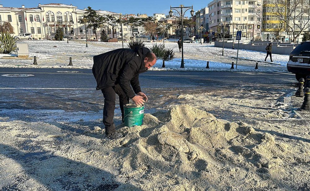 Kar sonrası buzlanma; esnaf yollara tuz döktü