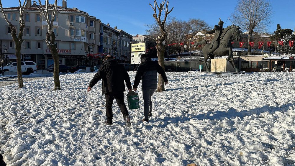 Kar sonrası buzlanma; esnaf yollara tuz döktü