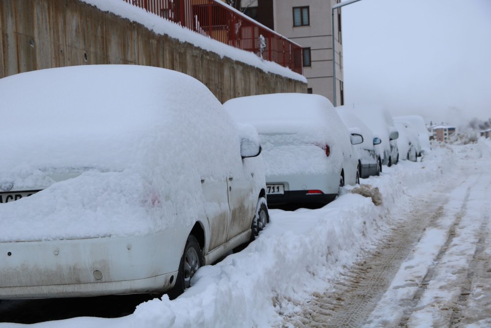 Kent beyaz örtü ile kaplandı: Yüzlerce yerleşim yerinin yolu kapandı