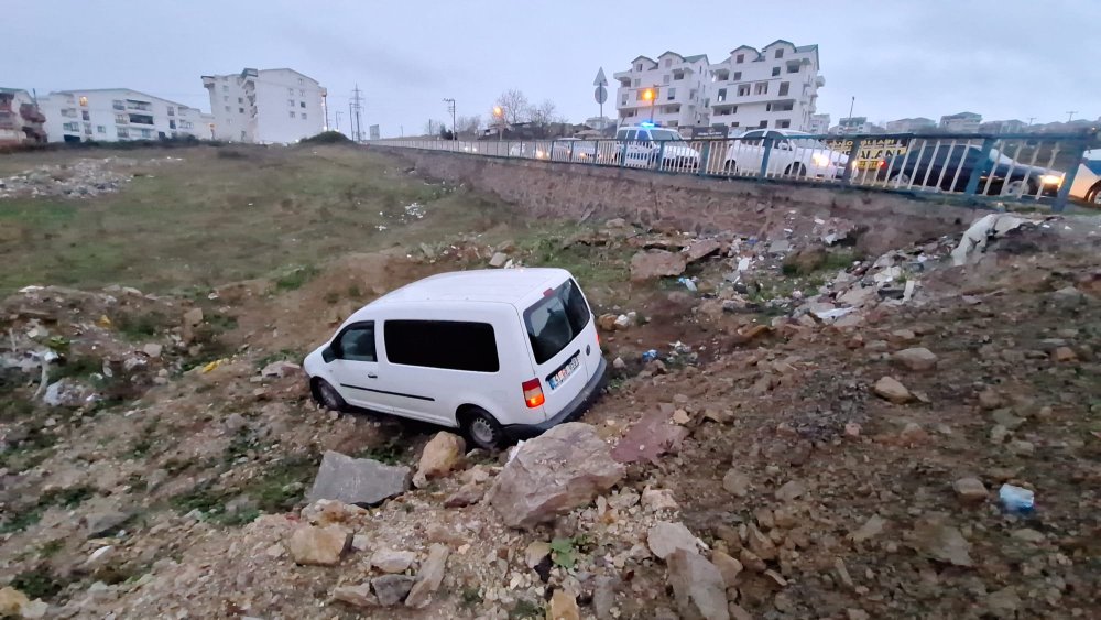 Sollama isterken kaza yaptı, toprak alana uçtu: 4 yaralı