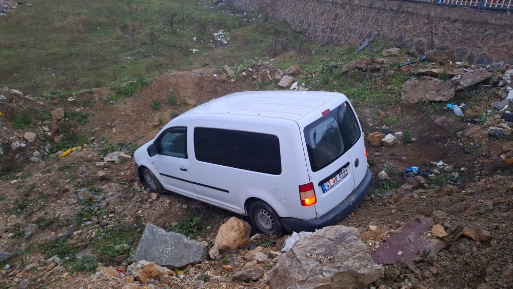 Sollama isterken kaza yaptı, toprak alana uçtu: 4 yaralı