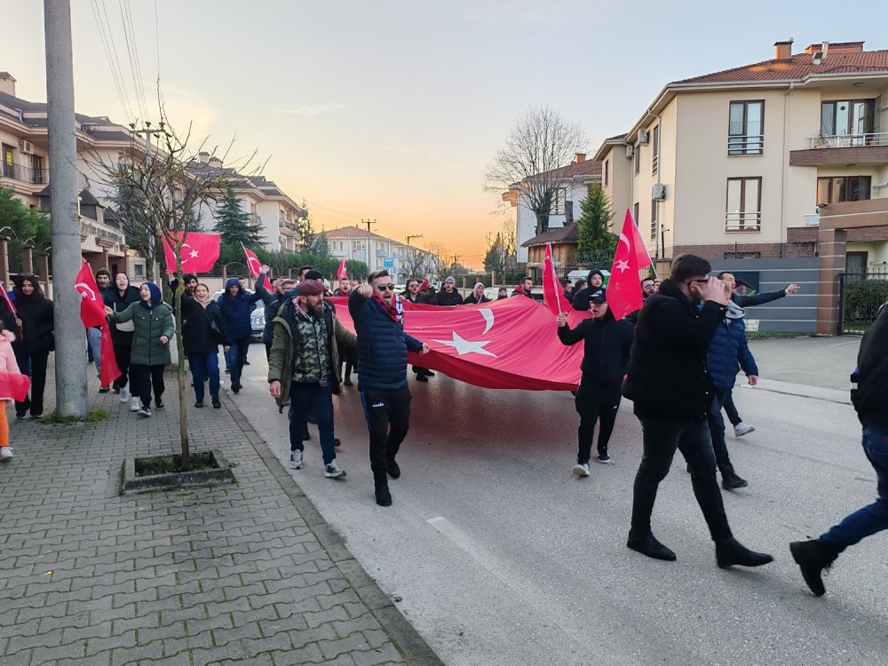 Gençler, şehitler için yürüdü