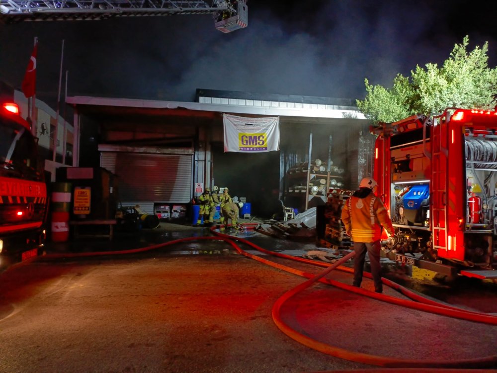 Beylikdüzü'nde atölyede çıkan yangın söndürüldü