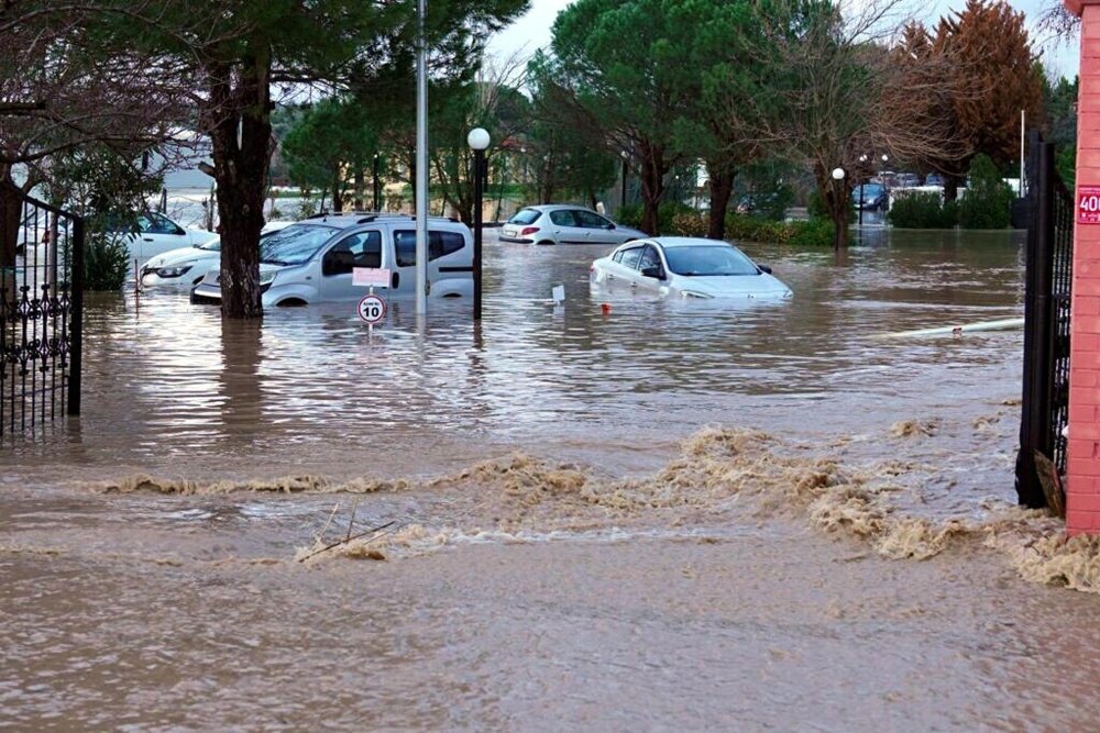 Ayvalık sele teslim oldu, cadde ve sular göle döndü