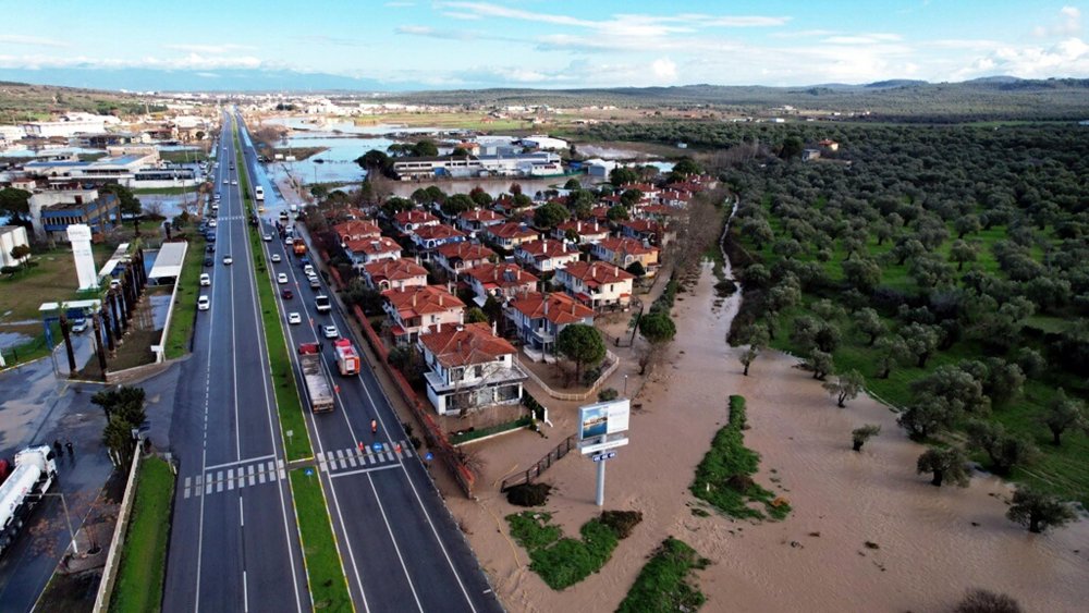 Ayvalık sele teslim oldu, cadde ve sular göle döndü