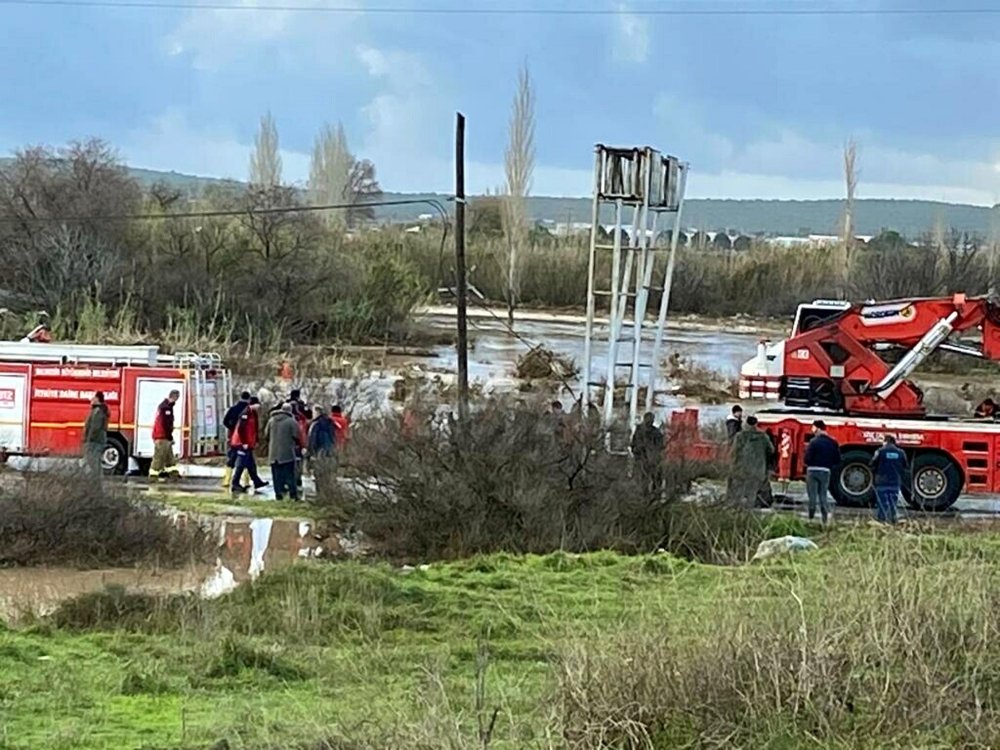 Ayvalık sele teslim oldu, cadde ve sular göle döndü