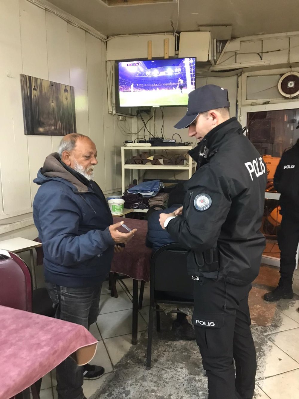 Şişli'de uyuşturucu denetimi: Hakkında arama kararı bulunan 3 kişi yakalandı