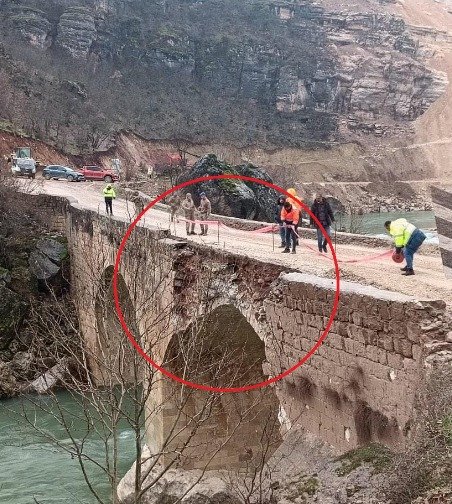 Viyadük yapımında kullanılan dinamit, tarihi köprüye zarar verdi