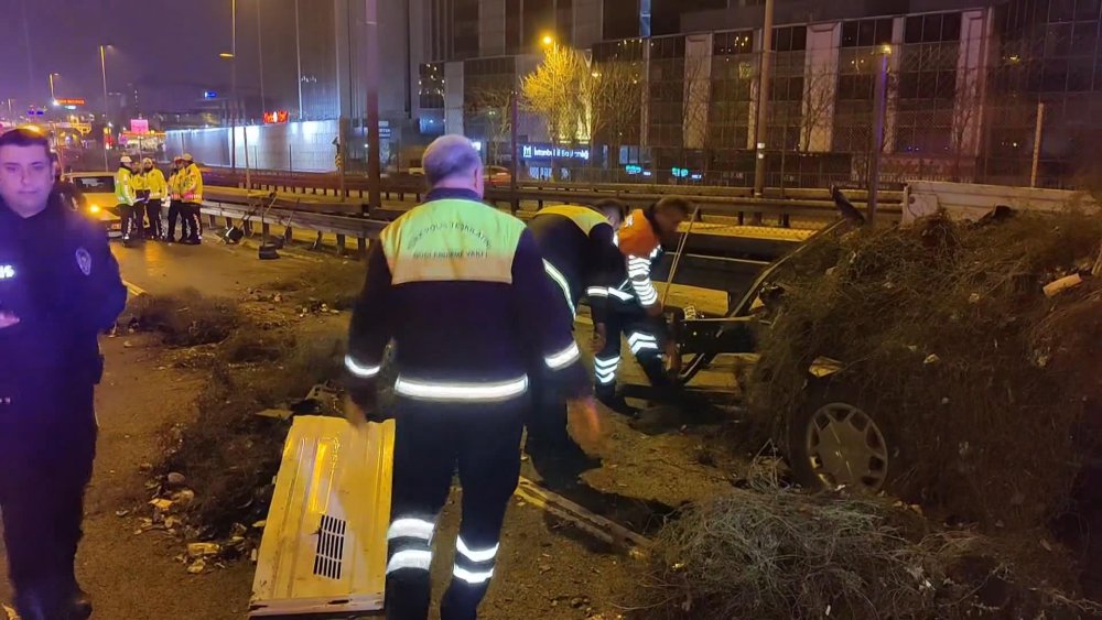 Zeytinburnu'nda feci kaza! Lüks otomobil belediye aracına çarptı