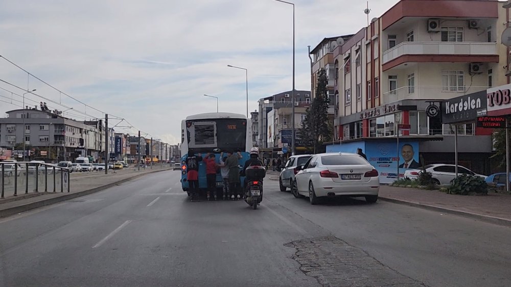 Çocukların tehlikeli yolculuğunu böyle engellemeye çalıştı: Önce uyardı sonra tekme attı