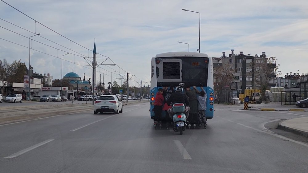 Çocukların tehlikeli yolculuğunu böyle engellemeye çalıştı: Önce uyardı sonra tekme attı