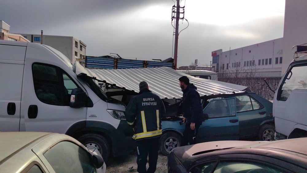 Yediemin otoparkına uçan çatı, araçlara zarar verdi!