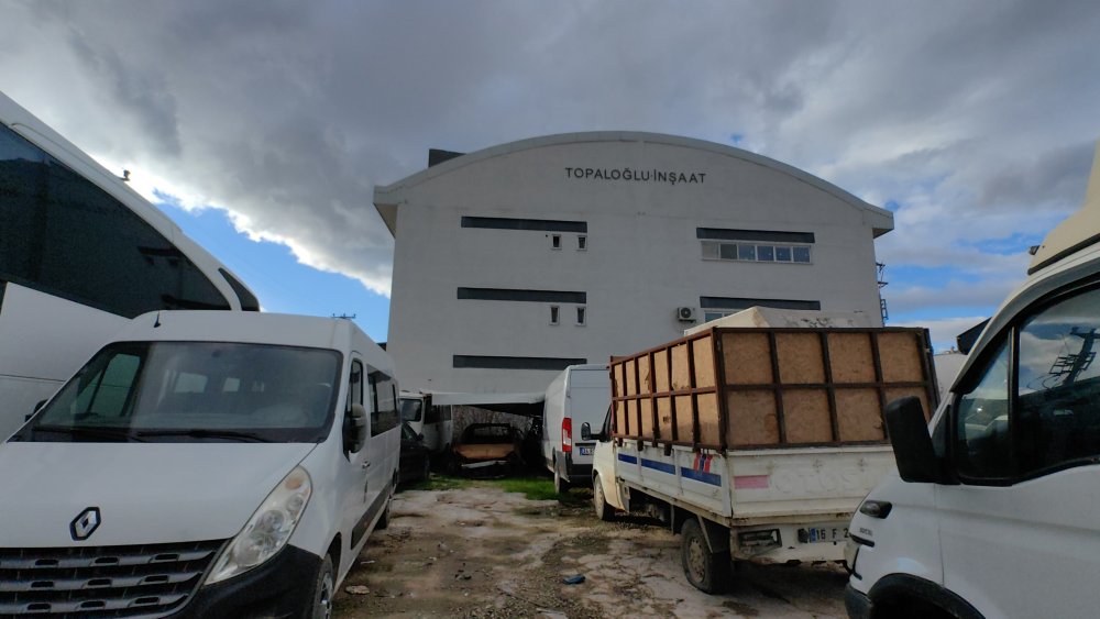 Yediemin otoparkına uçan çatı, araçlara zarar verdi!