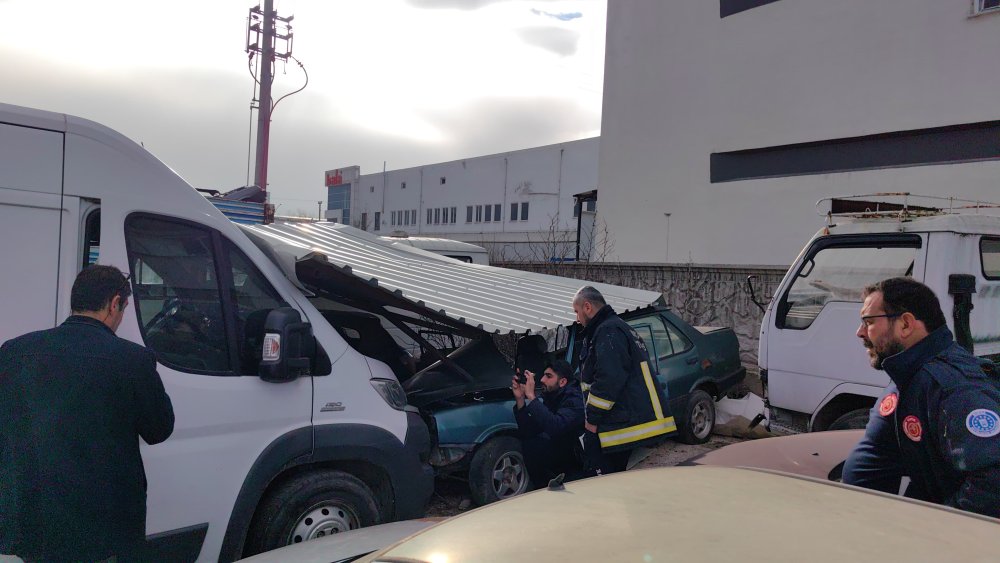 Yediemin otoparkına uçan çatı, araçlara zarar verdi!