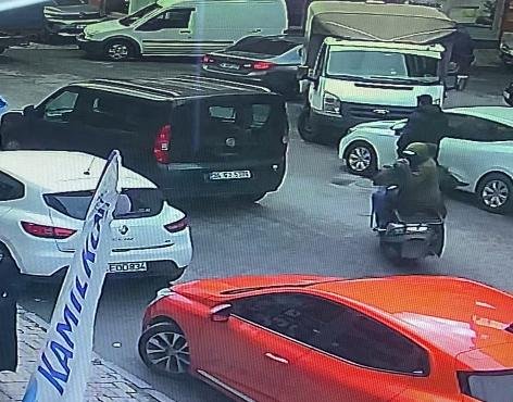 Motosikletli silahlı saldırı kamerada