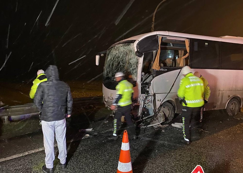 Polisleri taşıyan servis aracı ve turist kafilesi otobüsü çarpıştı