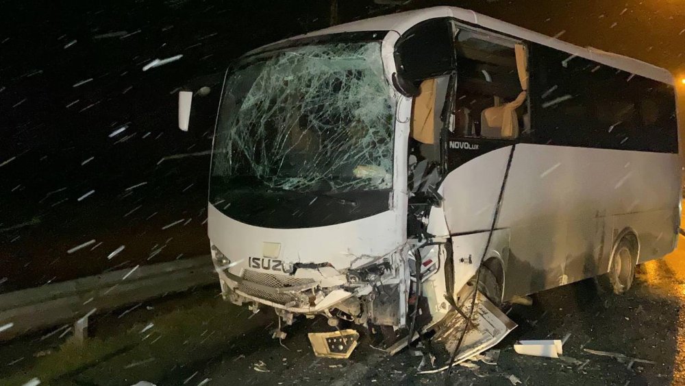 Polisleri taşıyan servis aracı ve turist kafilesi otobüsü çarpıştı