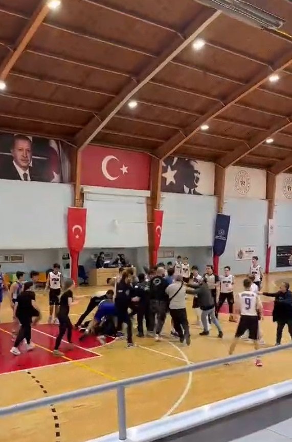 Basket sahası boks ringine döndü!