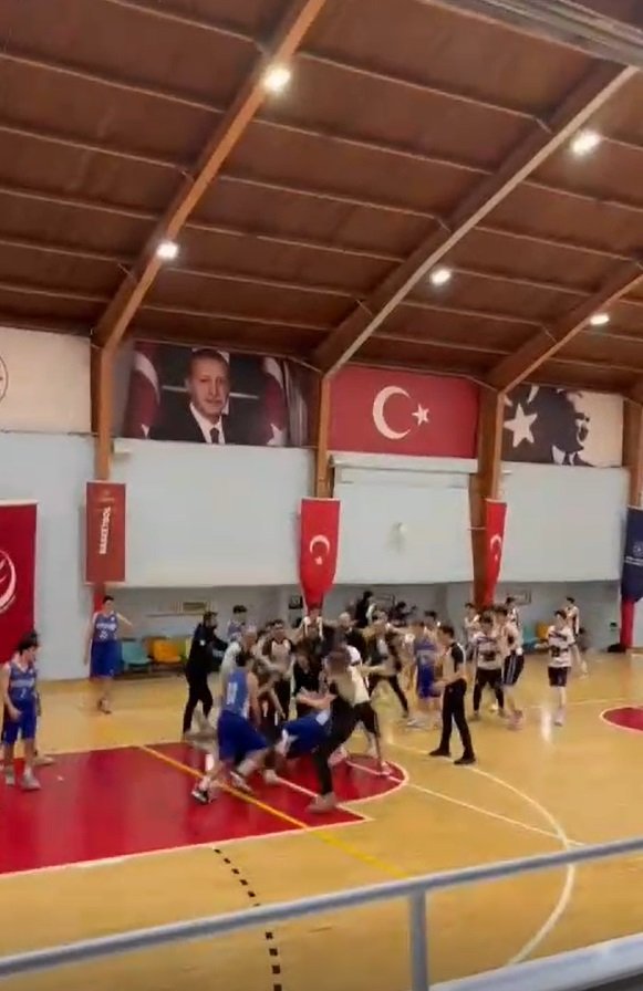 Basket sahası boks ringine döndü!